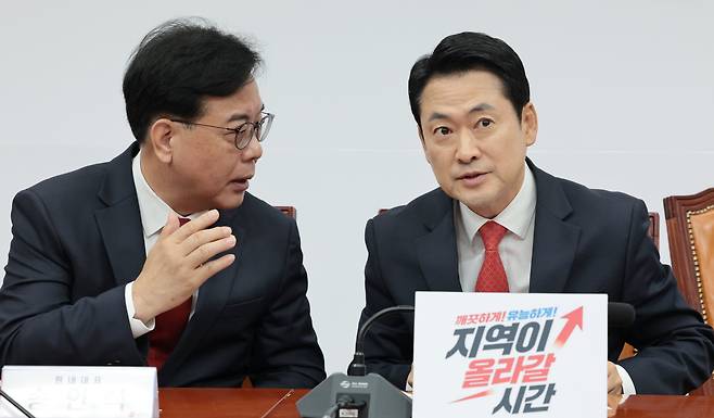 국민의힘 장동혁 대표와 송언석 원내대표가 11일 서울 여의도 국회에서 열린 최고위원회의에서 대화하고 있다.  /남강호 기자