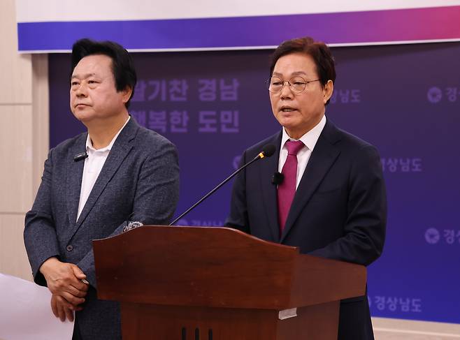 지난 7일 국민의힘 박완수 경남도지사 후보(오른쪽)와 강기윤 창원시장 후보가 경남도청 프레스센터에서 창원시 행정체제 개편 추진 공약을 발표하고 있다. /박완수 후보 캠프