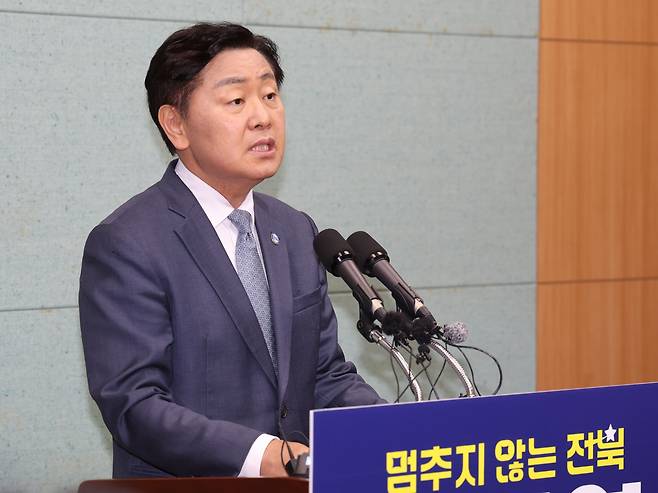 김관영 전북도지사 예비후보가 지난 8일 전북 전주시 전북특별자치도의회에서 종합특검 관련 긴급 기자회견을 열고 질의에 답변을 하고 있다./뉴스1