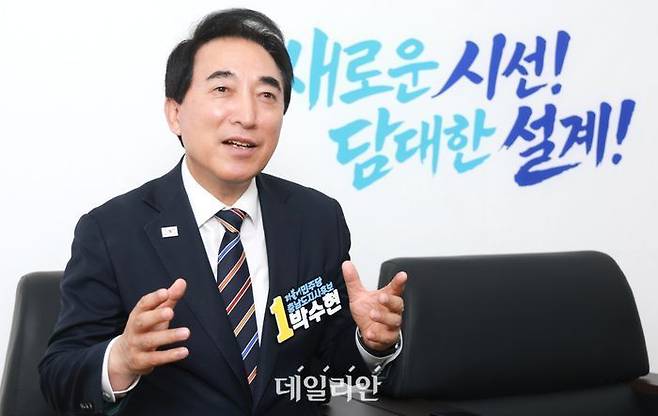 박수현 더불어민주당 충남도지사 후보가 10일 충남 천안시 서북구 선거사무실에서 데일리안과 인터뷰를 갖고 있다. ⓒ데일리안 방규현 기자