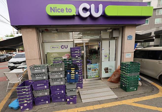 CU 편의점 앞에 공병을 받은 박스가 쌓여 있다. ⓒ 뉴스1