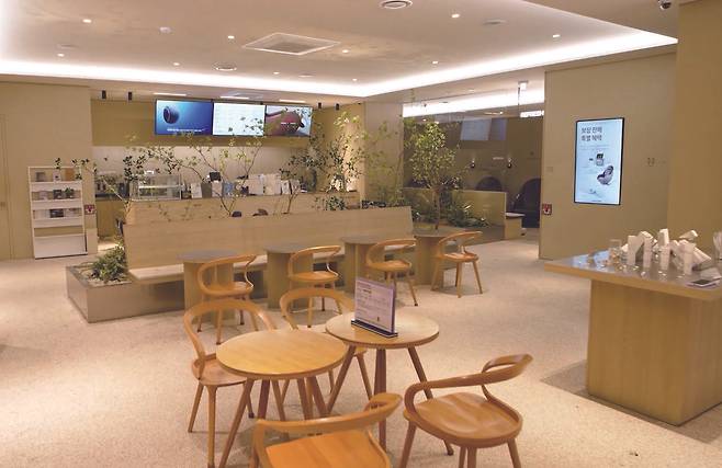 음료 한 잔을 주문하면 30분 안팎의 세라젬 의료기기 체험을 무료로 제공하는 ‘세라젬 웰카페’ 전경. 세라젬 제공