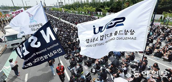 지난달 23일 경기 평택시 삼성전자 평택캠퍼스 앞에서 삼성전자 노동조합이 투쟁 결의대회를 열고 있다. 평택=양회성 기자 yohan@donga.com
