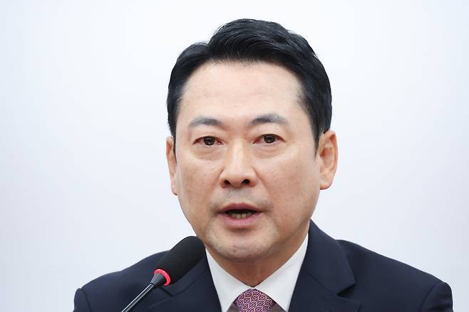 장동혁 국민의힘 대표가 24일 서울 여의도 국회에서 현안 관련 브리핑을 하고 있다. 2026.4.24 뉴스1