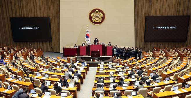 7일 오후 서울 여의도 국회에서 열린 제435회 국회(임시회) 제1차 본회의에서 대한민국헌법 개정안이 국민의힘 의원 불참으로 투표가 불성립 되고 있다. 2026.5.7 뉴스1