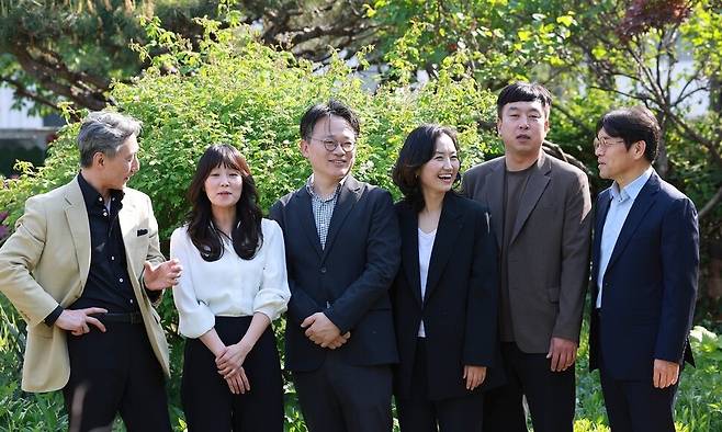 한겨레와 티비에스(TBS)가 공동 진행하는 ‘6·3 지방선거 공동 개표방송’ 진행자들. 왼쪽부터 변상욱 티비에스 진행자, 송채경화·하어영 한겨레 기자, 송정애 티비에스 아나운서, 김완 한겨레 기자, 나선홍 티비에스 아나운서. 정용일 선임기자 yongil@hani.co.kr