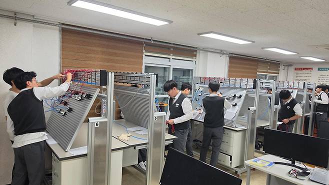 경북 울진군 한국원자력마이스터고등학교 기계과 학생들이 1일 실습실에서 직접 기계를 조작하고 있다. 원자력마이스터고 제공