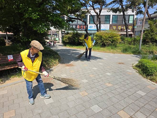 4일 충북 청주시 청원구의 우암어린이공원을 청소하고 있는 어르신들.