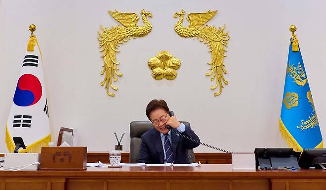 이재명 대통령이 8일 청와대 집무실에서 마크 카니 캐나다 총리와 통화를 하고 있다. 청와대 제공