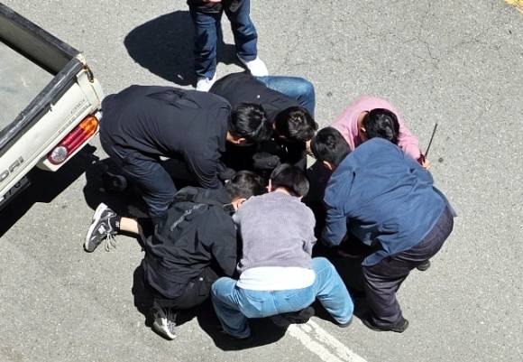 지난 5일 오전 광주 광산구 월계동 한 도로에서 살인 혐의 등을 받는 20대 피의자 장모 씨를 경찰이 긴급 체포하고 있다.[사진=독자 제공, 연합뉴스]