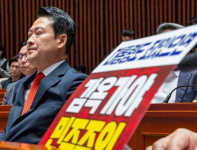 국민의힘 장동혁 대표가 6일 국회에서 열린 의원총회에서 윤상현 의원의 조작기소 특별검사 추진 규탄 발언을 듣고 있다. 연합뉴스