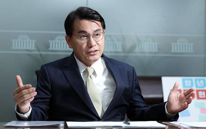 윤상현 국민의힘 의원이 7일 국회 의원회관 사무실에서 중앙일보와 인터뷰하고 있다. 임현동 기자.