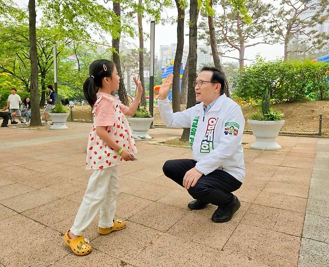 지난 5일 경기 화성의 한 운동장에서 임태희 경기교육감 예비후보가 어린이와 인사하고 있다. 사진 임태희 예비후보 측