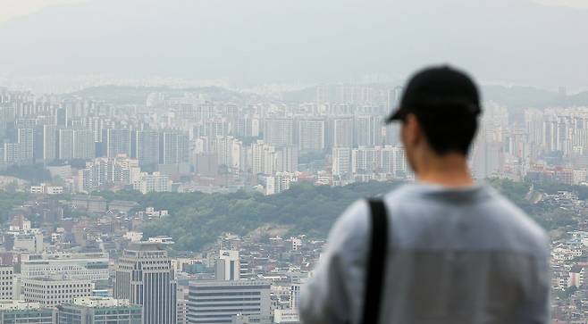 서울 남산타워 전망대에서 바라본 서울 시내 아파트 단지의 모습. 뉴스1
