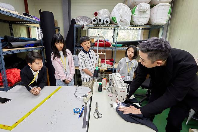 각종 천과 재봉틀이 있는 원단 수선실에서 이은결이 직접 재봉틀로 수선하는 과정을 보여줬다.