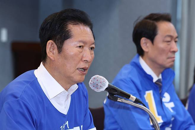 정청래 더불어민주당 대표(왼쪽)가 11일 강원 춘천시 스카이컨벤션에서 열린 현장 중앙선거대책위원회의에서 발언하고 있다. 뉴스1