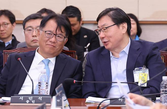 이화영 전 경기도 평화부지사(오른쪽)와 서민석 변호사가 지난달 14일 국회 윤석열 정권 정치검찰 조작기소 의혹사건 진상규명 국정조사 특별위원회에서 열린 쌍방울 대북송금 조작기소 의혹 사건 청문회에서 증인으로 출석해 대화하고 있다. 임현동 기자