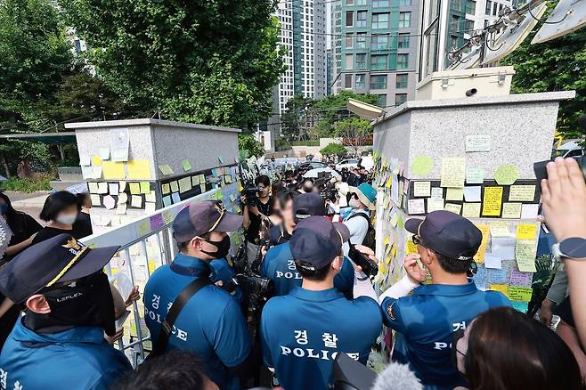 2023년 7월 서울 서초구 서이초 앞에서 경찰이 학교 정문 안으로 들어가는 추모객들을 막아서고 있다. 인근 초등학교에서 근무하고 있던 김현주 교사도 서이초 교문 안으로 들어가려고 했지만 제지를 당했다. 연합뉴스