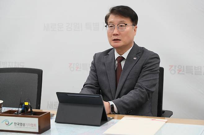 ▲ 여중협 강원도지사 권한대행이 11일 도청 기자실에서 열린 간담회에서 봄철 산불조심기간 막바지 총력 대응 계획과 여름철 자연재난 대응체제 전환에 대해 설명하고 있다. 강원도 제공