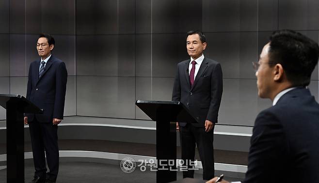 ▲ 강원도민일보와 G1방송이 공동 주관한 6·3 지방선거 강원도지사 후보자 토론회가 11일 G1방송 스튜디오에서 열렸다. 우상호 더불어민주당 후보와 김진태 국민의힘 후보가 열띤 토론을 하고 있다. 방도겸 기자
