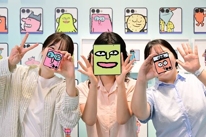 지난해 7월 서울 코엑스에 마련된 갤럭시 폴더블폰 체험공간을 찾은 방문객들이 '갤럭시Z폴드7'의 대화면과 '갤럭시Z플립7'의 커버 디스플레이를 활용해 '뉴페이스 셀피'를 촬영하고 있다. 사진=삼성전자