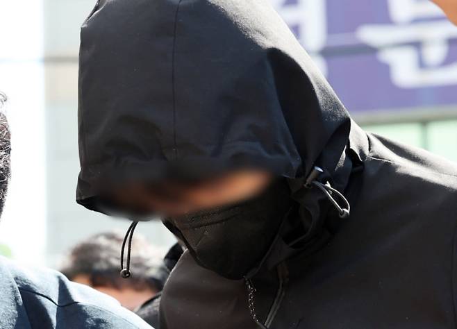 7일 오전 광주 동구 광주지방법원에서 '묻지마 살인' 피의자 장모 씨가 구속 전 피의자 심문(영장실질심사)을 받기 위해 법정으로 이동하고 있다./사진=연합뉴스