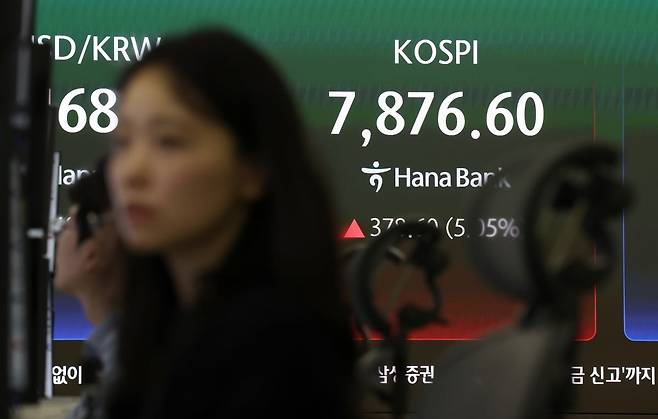 코스피가 개장 직후 7800선을 넘어서며 매수 사이드카가 발동한 11일 서울 중구 하나은행 본점 딜링룸 전광판에 코스피 지수 등이 표시되고 있다. 이날 코스피지수가 사상 첫 7800선을 돌파했다. /문경덕 기자