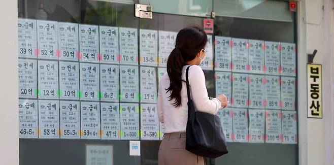 서울 강남구의 한 공인중개사 사무실 / 한경DB
