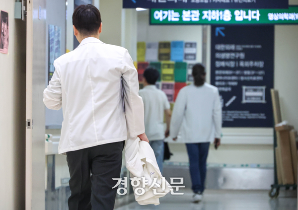 산부인과 전문의를 따고도 분만 병원이 아닌 일반 의원 근무를 택하는 의사들이 해마다 늘고 있다. 사진은 서울의 한 병원에서 의료진들이 업무준비를 위해 이동하는 모습. 성동훈 기자