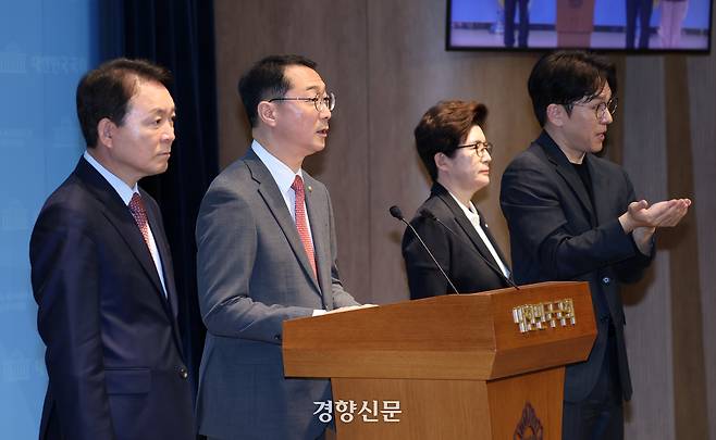 국민의힘 소속 성일종 국방위원장과 김건 외교통일위원회 야당 간사가 11일 국회 소통관에서 나무호 피격 정부 대응 관련 공동 기자회견을 하고 있다. 권도현 기자
