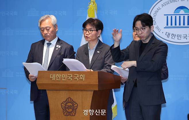 국회 외교통일위원회 여당 간사인 더불어민주당 김영배 의원과 외통위원인 민주당 이용선·이재강 의원이 11일 국회 소통관에서 호르무즈 해협 한국 선박 피격 사건과 관련한 국민의힘의 비판이 정치 공세라며 규탄하고 있다. 권도현 기자