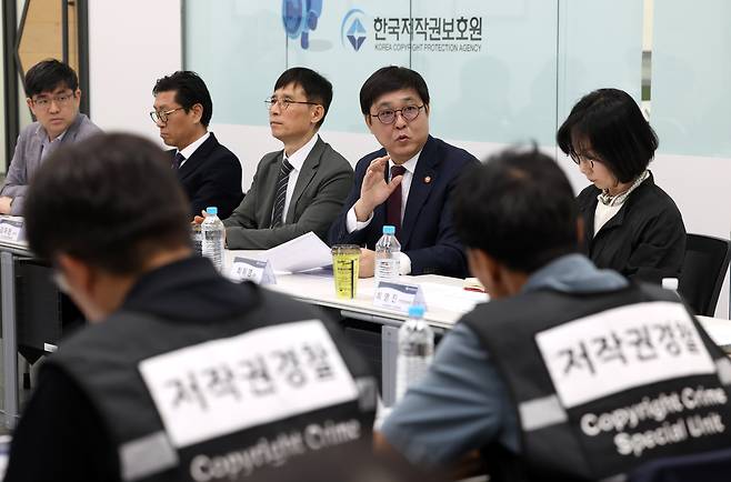 최휘영 문화체육관광부 장관이 저작권 침해 사이트에 대한 긴급차단 및 접속차단 제도 시행 첫날인 11일 서울 마포구 한국저작권보호원을 방문해 관계자들과 함께 의견을 나누고 있다. 문화체육관광부 제공