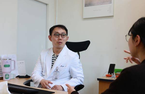 이 환자와 상담하고 있다.  부산성모병원 제공
