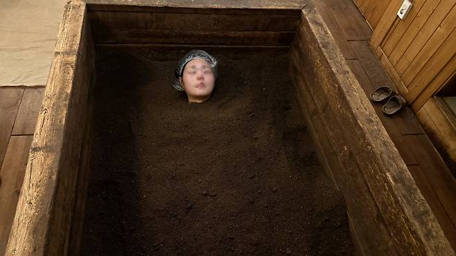 I'm buried in enzymes during an enzyme spa treatment. [WOO JI-WON]