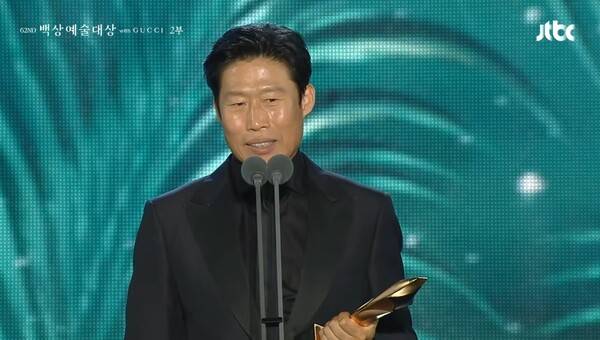 ▲지난 8일 열린 백상예술대상 시상식에서 대상 수상 소감을 밝히고 있는 유해진. 사진=JTBC 유튜브 캡처