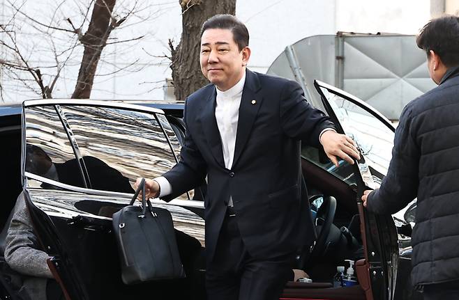 뇌물수수와 직권남용, 위계에 의한 업무방해 등 혐의를 받는 무소속 김병기 의원이 26일 마포구 서울경찰청 공공범죄수사대에 피의자 신분으로 출석하고 있다. [연합뉴스]