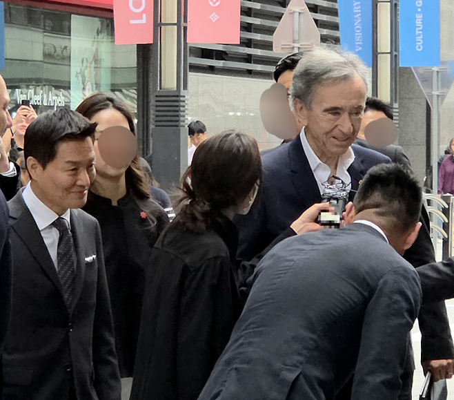 11일 박주형 신세계백화점 대표와 베르나르 아르노 LVMH 회장이 세계 최대 루이비통 매장 ‘루이비통 비저러니 저니 서울’을 방문하기 위해 서울 중구 소공동 신세계백화점 본점 더 리저브에 들어서고 있다. [김혜진 기자]