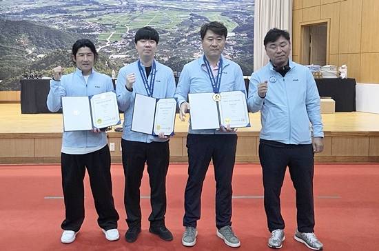 김행직은 최근 열린 전남도민체전에 진도군당구연맹 김연일 회장과 함께 진도군 대표로 출전, 동반 우승(김행직은 3쿠션, 김연일 회장은 1쿠션)을 차지했다. 진도군 대표들과 기념촬영하는 김행직 선수와 김연일 회장(왼쪽 두, 세 번째). (사진=진도군당구연맹)