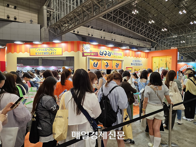 큰 인기를 끈 농심재팬의 너구리 홍보 부스에 관람객들이 길게 줄을 서 있다. [도쿄 이승훈 특파원]
