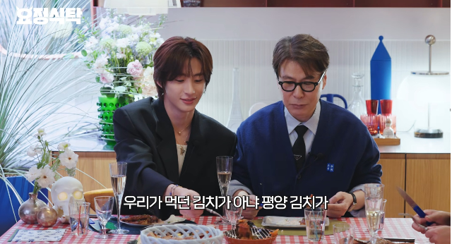 작곡가 윤상과 그룹 라이즈 멤버 앤톤 부자가 BTS 뷔 할머니표 김치 맛에 푹 빠졌다. 사진= 유튜브 채널 ‘요정재형’