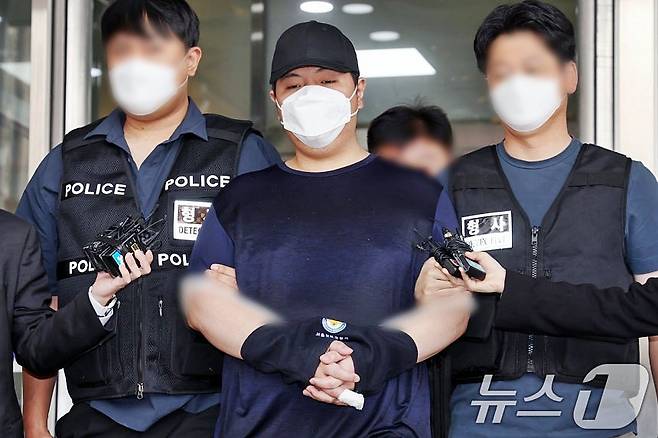 서울 강북구 미아동 한 마트에서 흉기를 휘둘러 1명을 살해하고 1명을 다치게 한 김성진이 지난해 5월 1일 서울 강북경찰서에서 검찰로 구속 송치되던 모습./사진=뉴스1