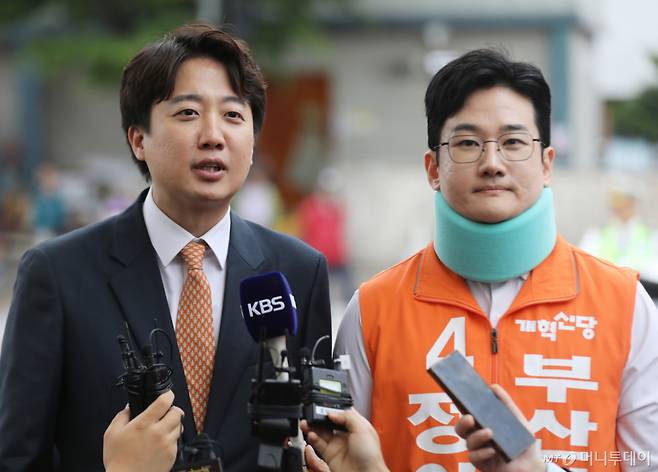 (부산=뉴스1) 윤일지 기자 = 이준석 개혁신당 대표와 정이한 부산시장 후보가 29일 부산 북구 구포시장에서 취재진 질문에 답하고 있다. 2026.4.29/뉴스1  Copyright (C) 뉴스1. All rights reserved. 무단 전재 및 재배포,  AI학습 이용 금지. /사진=(부산=뉴스1) 윤일지 기자