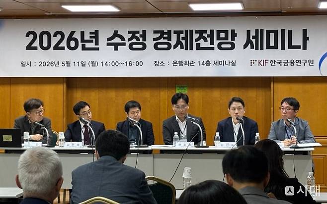 대내외적 불확실한 상황 속에도 불구하고 반도체 중심 수출 호조 등으로 올해 경제가 2%대 성장할 것이라는 전망이 나왔다. 사진은 11일 은행회관에서 열린 '2026년 수정 경제전망 세미나'에 참석한 장민 한국금융연구원 선임연구위원(왼쪽부터), 김현태 한국금융연구원 거시경제연구실장, 이권형 대외경제정책연구원 선임연구위원, 권효성 블룸버그 수석 이코노미스트, 김진욱 씨티은행 수석 이코노미스트, 박창현 한국은행 조사총괄팀장. /사진=이예빈 기자
