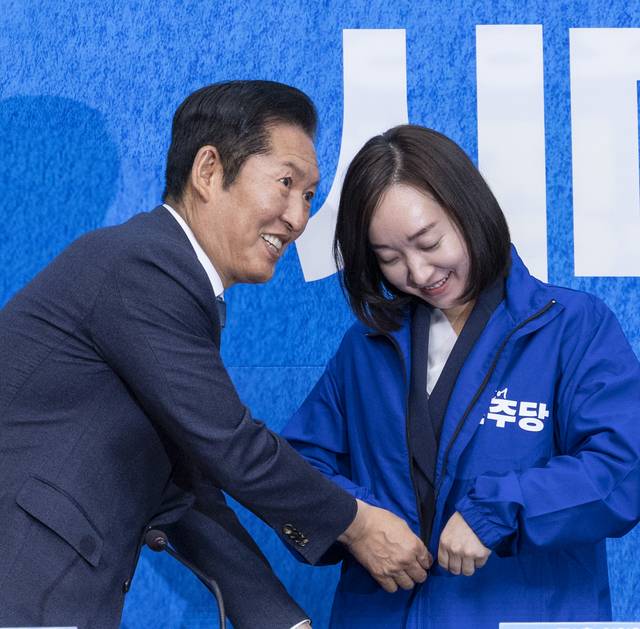6·3 재보선에서 충남 아산을에 출마한 전은수 후보가 더불어민주당 인재 영입식에서 정청래 대표에게 전달받은 민주당의 상징 ‘파란 점퍼’를 입고 있다. 연합뉴스.