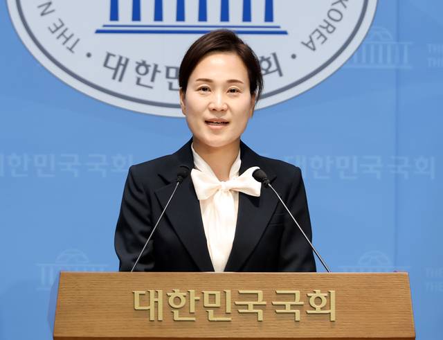 충남 아산시 을 선거구 국회의원 재·보궐선거에 나서는 국민의힘 김민경 후보가 8일 국회 소통관에서 출마 선언 기자회견을 하고 있다. 연합뉴스