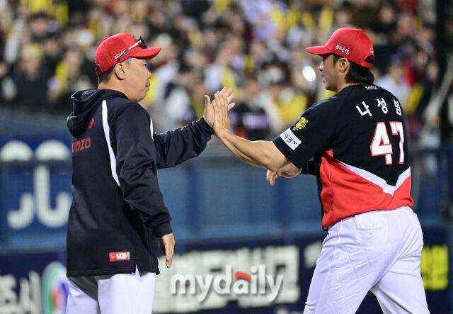 2026년 4월 17일 오후 서울 잠실구장에서 열린 '2026 신한 SOL KBO리그' KIA 타이거즈와 두산 베어스의 경기. KIA 이범호 감독과 나성범이 7-3으로 승리한 뒤 기뻐하고 있다./마이데일리