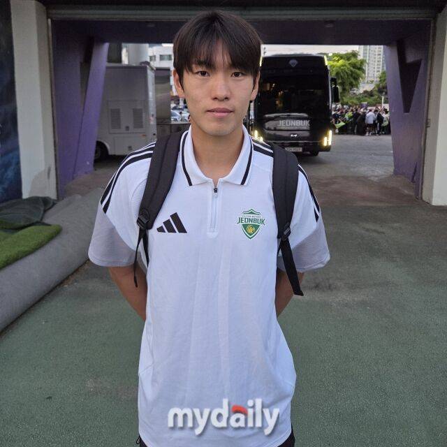 전북 현대가 10일 안양종합운동장에서 열린 FC안양과의 13라운드 원정 경기에서 1-1로 비겼다. 믹스트존 인터뷰를 마친 후 사진 촬영을 하고 있는 전북 조위제./안양종합운동장=노찬혁 기자