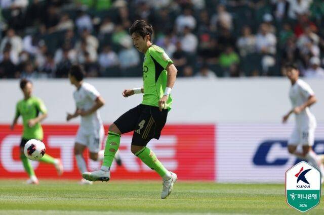 전북 현대가 10일 안양종합운동장에서 열린 FC안양과의 13라운드 원정 경기에서 1-1로 비겼다. 패스를 하고 있는 전북 조위제./프로축구연맹 제공