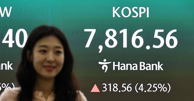 11일 서울 중구 하나은행 딜링룸 현황판에 코스피 등이 표시되고 있다. [연합]