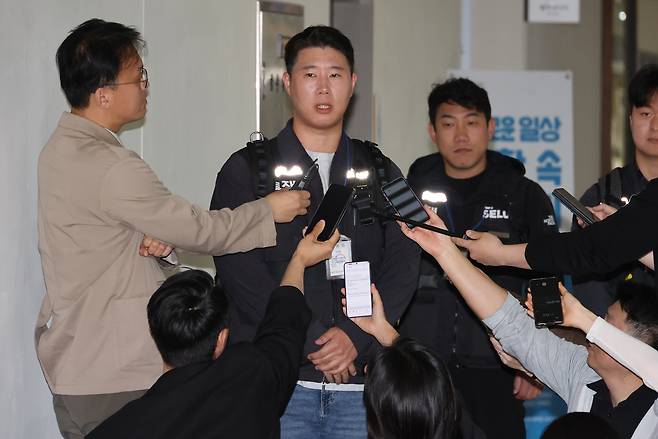 최승호 초기업노동조합 삼성전자 지부 위원장이 11일 정부세종청사 중앙노동위원회 제1조정회의실에서 열리는 사후조정 회의에 참석하며 취재진에게 입장을 밝히고 있다. [연합]